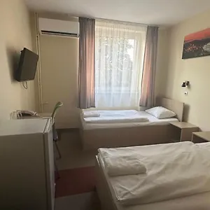 Free Parking, Free Breakfast, Only 15 Minutes To Center Frühstückspension Budapest